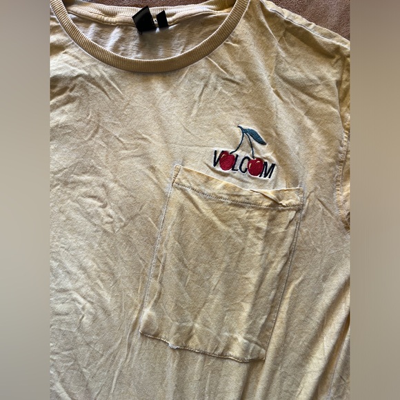Volcom Women’s Tshirt, SO CUTE! Size S 🍒 - Picture 4 of 5